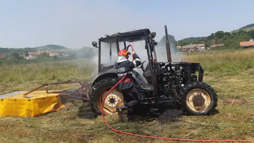 Tractor făcut scrum la Săcădate și mașină în flăcări pe autostradă la Aciliu