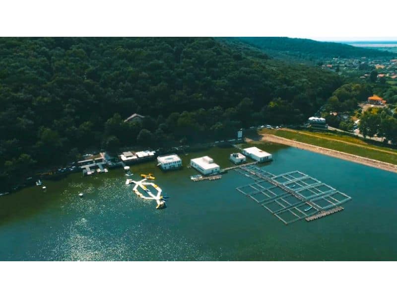 noua atrație a turiștilor români. un parc pe apă s-a deschis pe un lac din românia