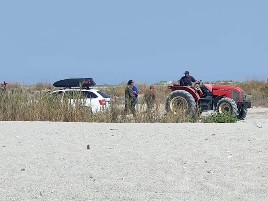 românii, tupeiști și afară - au intrat cu mașina pe o plajă din grecia