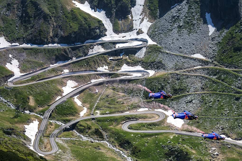 VIDEO Primul zbor cu wingsuit-ul deasupra Transfăgărășanului - Au zburat cu 220km/h peste cel mai spectaculos drum din România