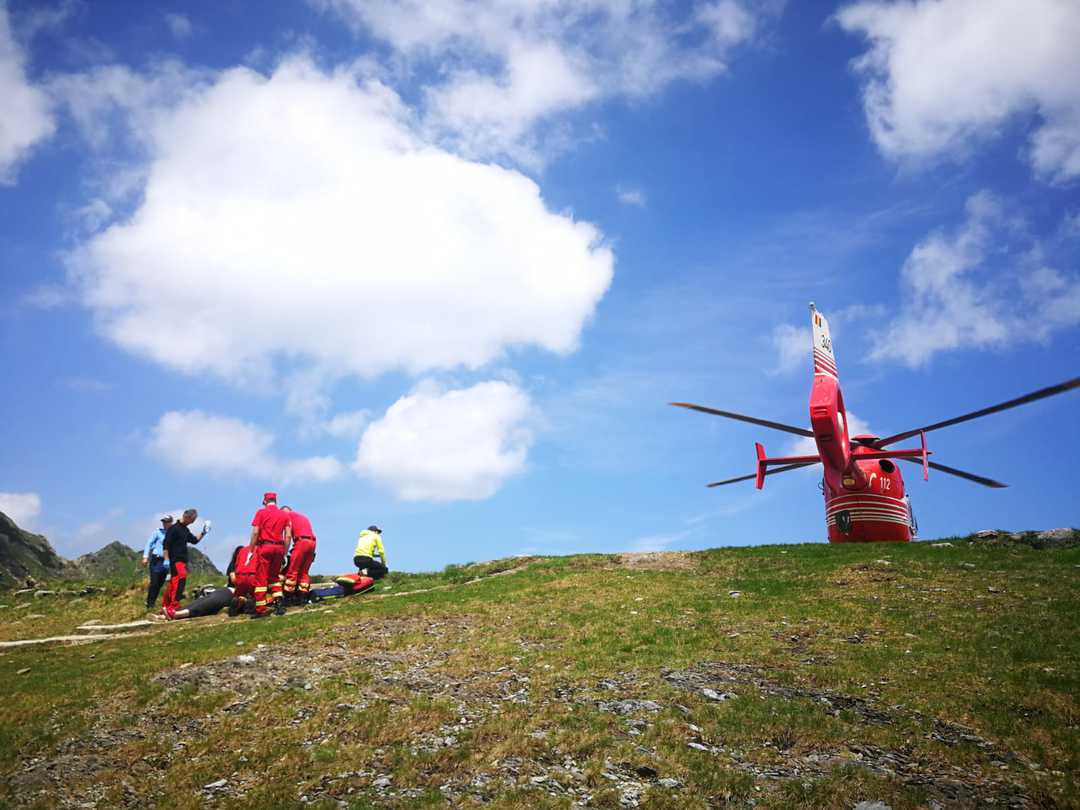update turist din cehia rănit în zona cabanei podragu. salvamontiștii sibieni au solicitat elicopterul smurd
