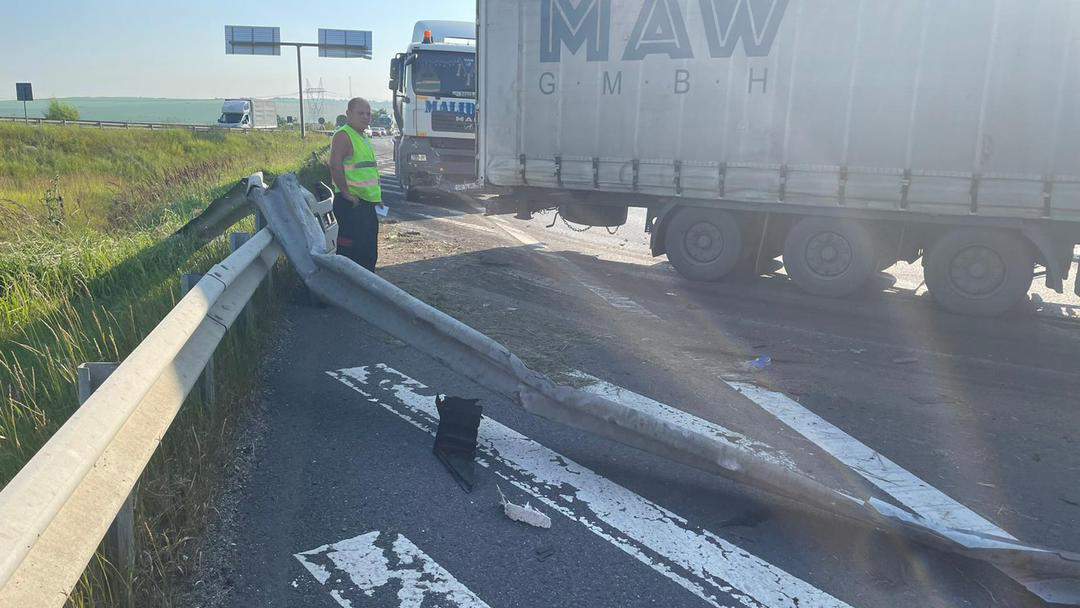 foto accident în lanț pe autostradă, la ocna sibiului. un tir blochează drumul