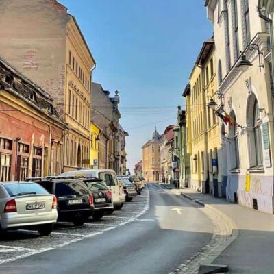 Locuri de parcare pentru curieri și livratori în zonele aglomerate din Sibiu. Fodor: „Vom găsi o soluție” (video)