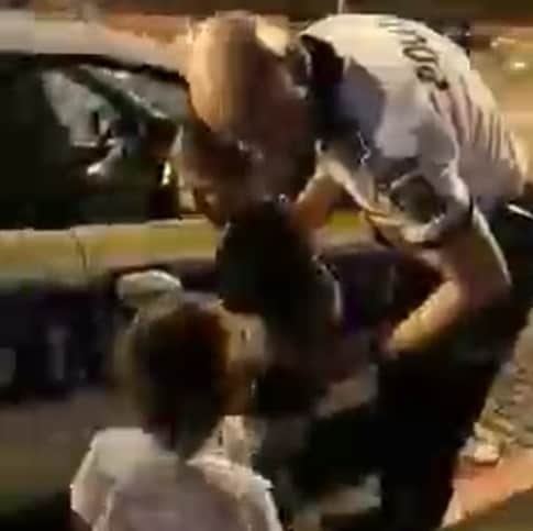 video poliţistul sibian care distrează copiii a făcut o nouă ispravă - a "arestat" un băieţel