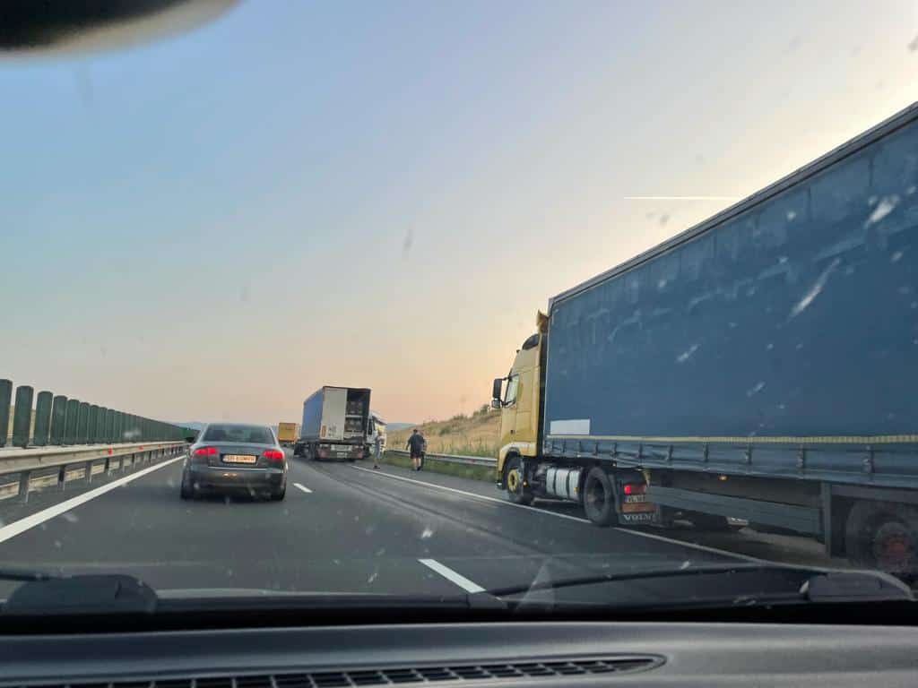 foto: al doilea accident de luni de pe autostradă - un tir a intrat în parapet