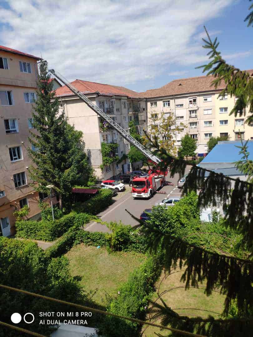 bucată de tablă desprinsă de pe un bloc din sibiu - pompierii au intervenit de urgență