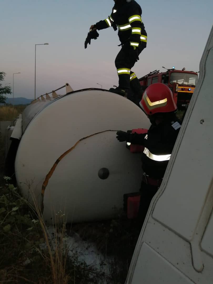 foto cisternă răsturnată pe autostrada a1 - 20.000 de litri de lapte s-au împrăștiat pe carosabil