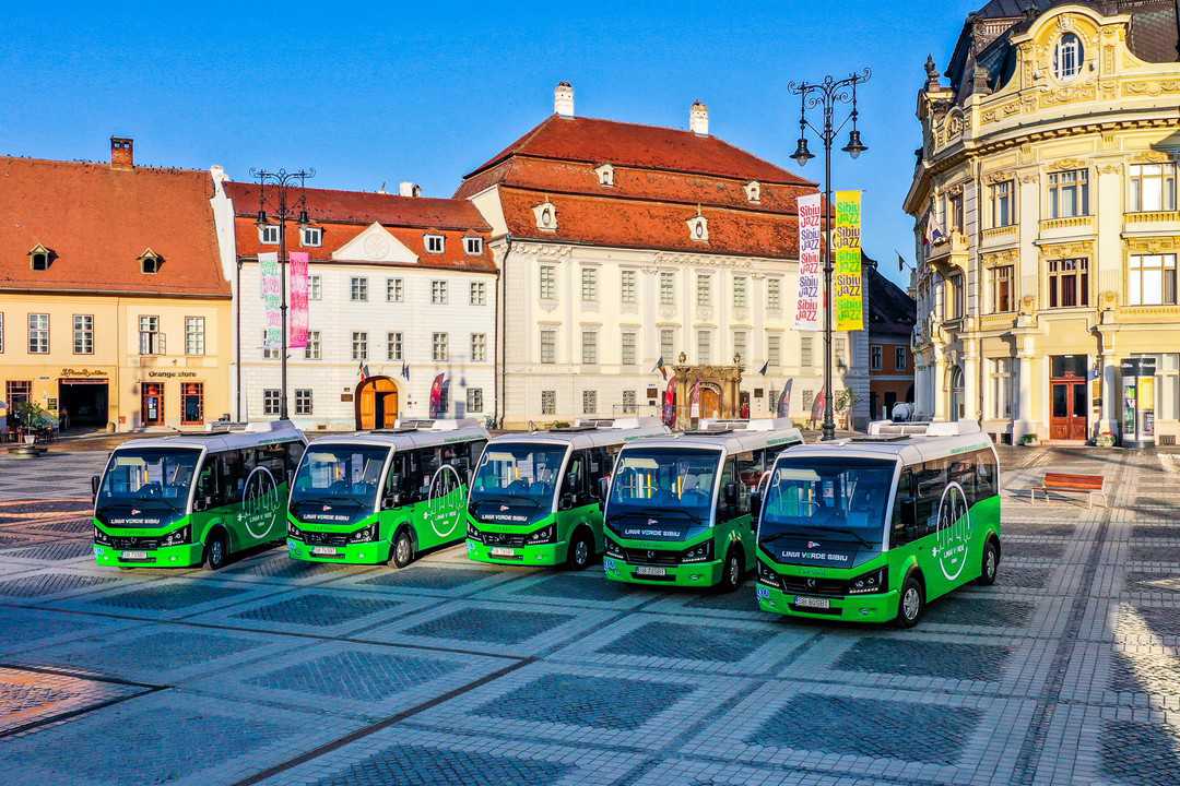 foto autobuzele electrice din centrul sibiului, gata de drum - linia verde pornește pe traseu din 16 august