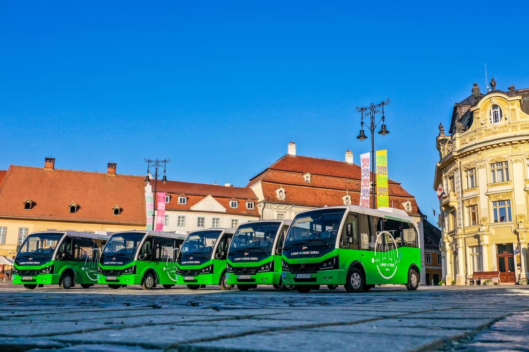 foto autobuzele electrice din centrul sibiului, gata de drum - linia verde pornește pe traseu din 16 august
