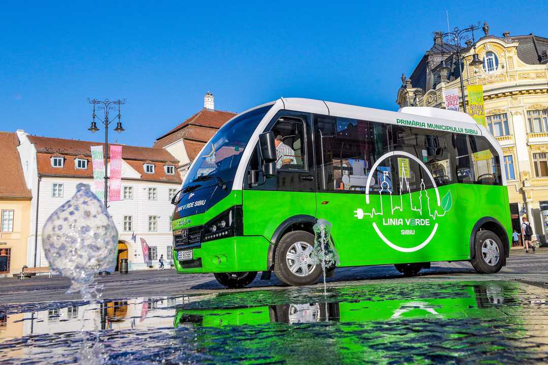 foto autobuzele electrice din centrul sibiului, gata de drum - linia verde pornește pe traseu din 16 august