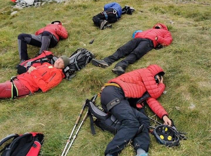 foto - salvamontiștii sibieni extenuați după o misiune de 18 ore - ''avem și noi eroii noștri!''