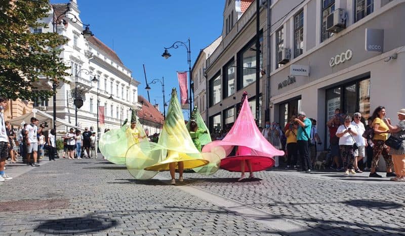 VIDEO FOTO Am luat ”pulsul” FITS-ului. Primele spectacole stradale au încântat publicul de pe Bălcescu