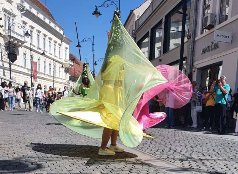 VIDEO FOTO Am luat ”pulsul” FITS-ului. Primele spectacole stradale au încântat publicul de pe Bălcescu