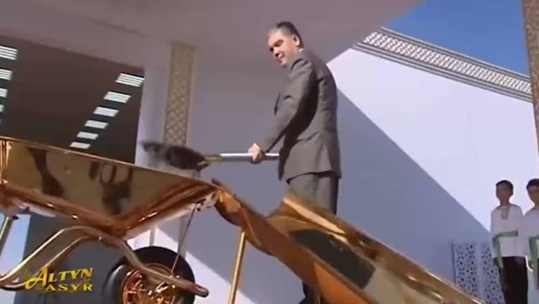 video preşedintele turkmenistanului a inaugurat un șantier cu o lopată și o roabă făcute din aur