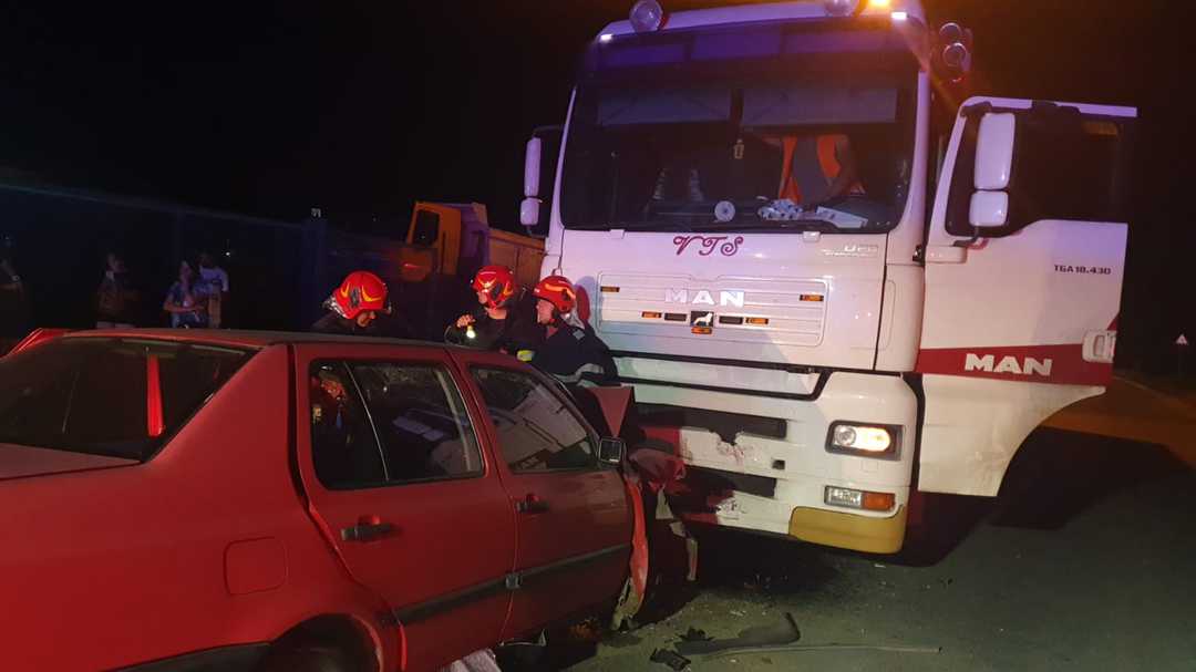 accident grav în mediaș - o mașină a lovit un tir