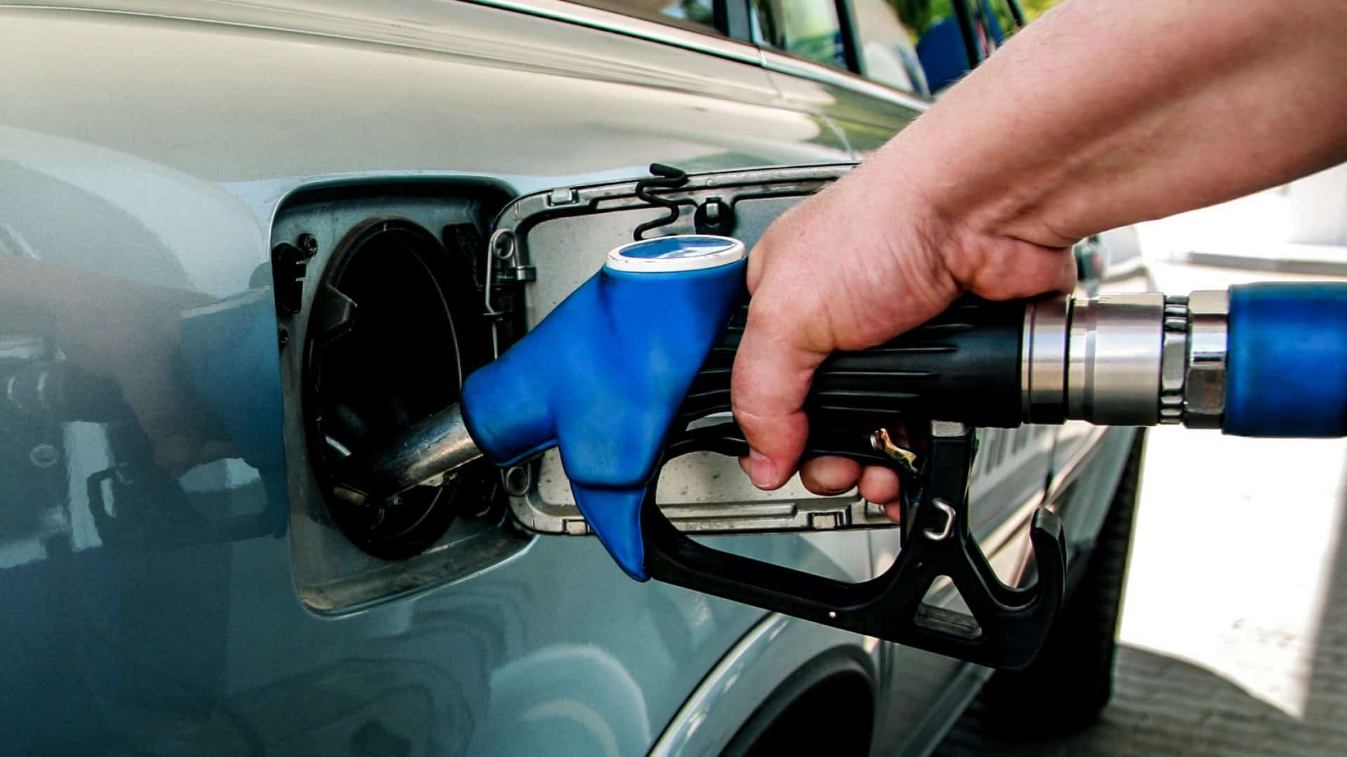 carburanţii tot mai scumpi - în acest an preţul a crescut cu cinci procente