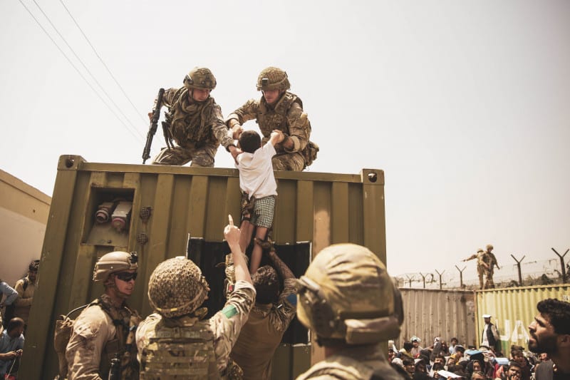 imagini virale cu militarii sua care au grijă de copiii afgani în haosul din aeroportul din kabul