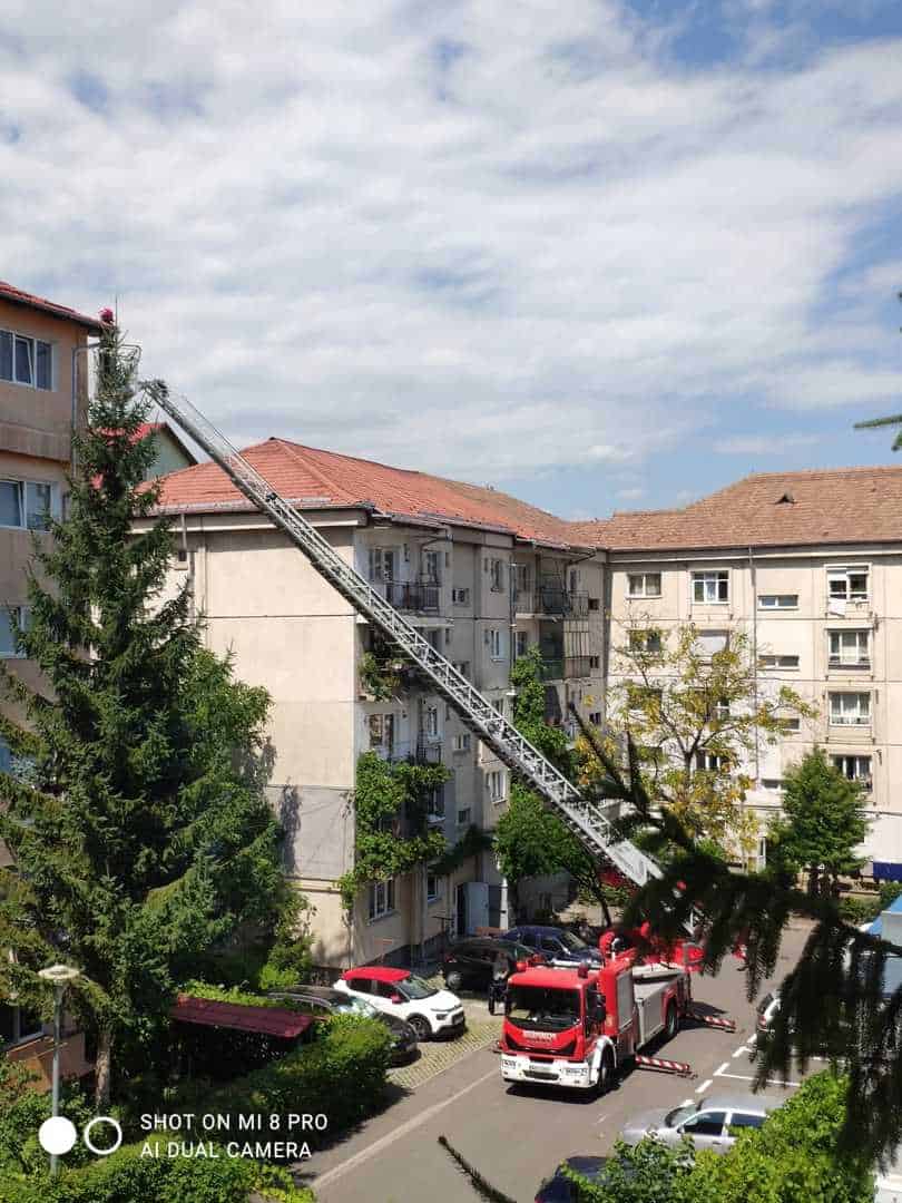 bucată de tablă desprinsă de pe un bloc din sibiu - pompierii au intervenit de urgență