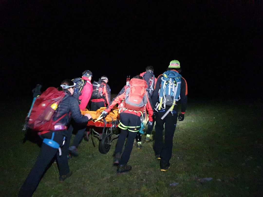 incidente grave în munţii făgăraş - un turist mort şi un alpinist care atârna în coardă recuperaţi de salvamont