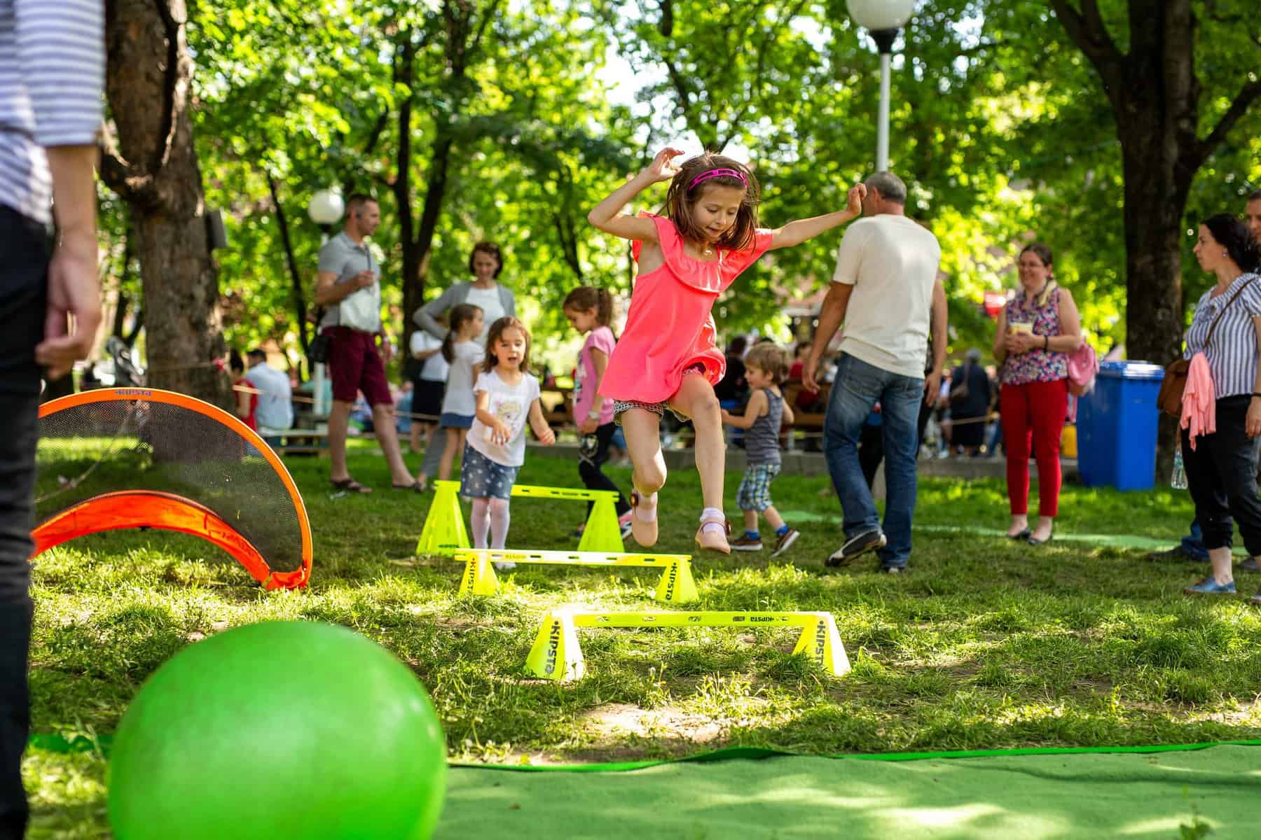 Unsprezece zile de ’’Street Food Park’’ la Sibiu – Festin culinar, concerte, retro party și miniparc de distracții în Parcul Tineretului