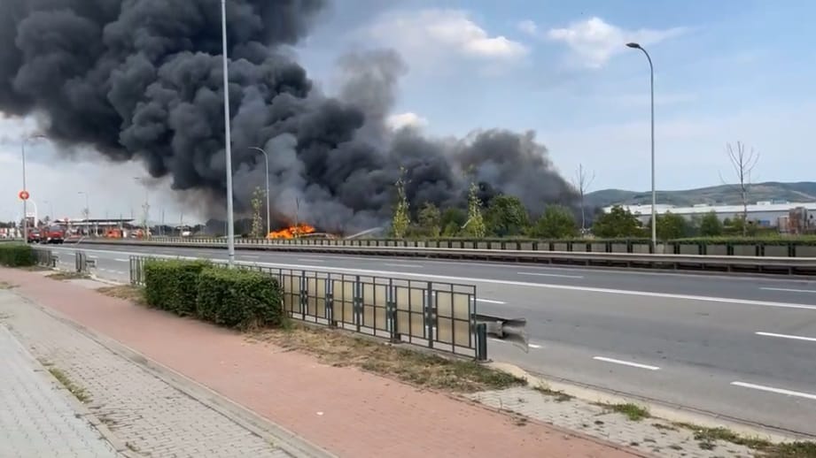 video incendiu la un depozit de pet-uri din alba iulia - intervin şi pompieri de la sibiu