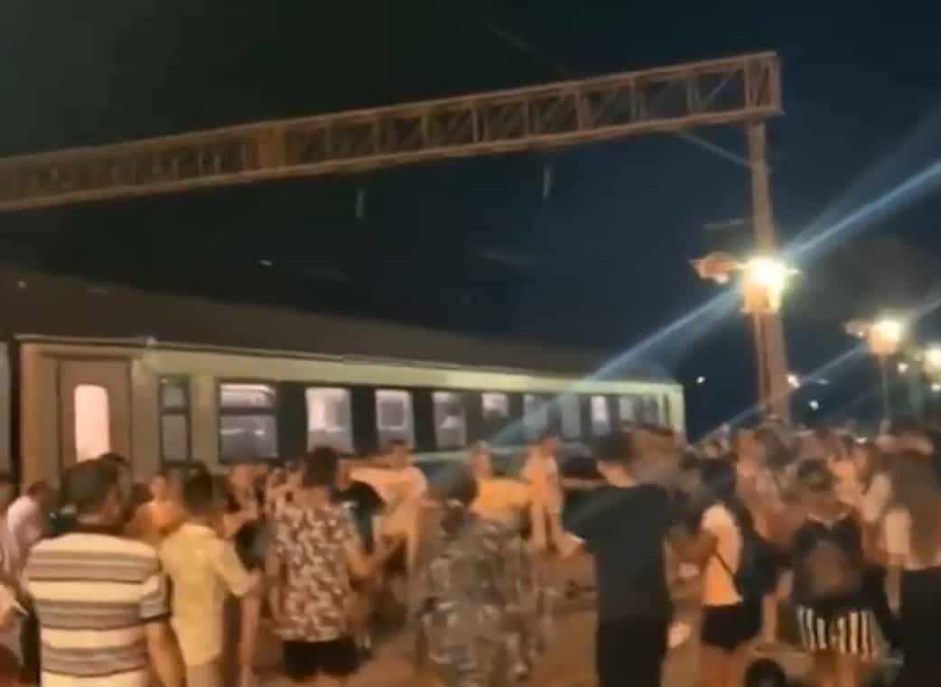 video sătui să mai aștepte trenul de sibiu care s-a stricat, zeci de tineri au dansat pe peronul gării