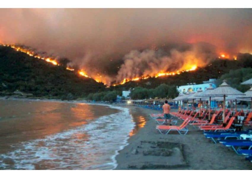 incediu de proporții în grecia. pompierii români au intervenit la graniță să stingă focul