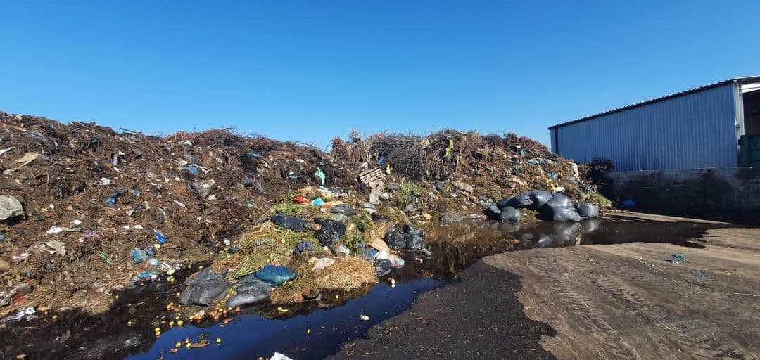foto - așa arată munții de gunoi biodegradabil de la rusciori. sibienii produc zilnic 40 de tone, pe care nu-l selectează corect