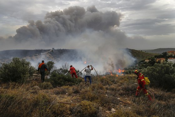un avion care stingea incendiile din grecia s-a prăbuşit în timpul misiunii