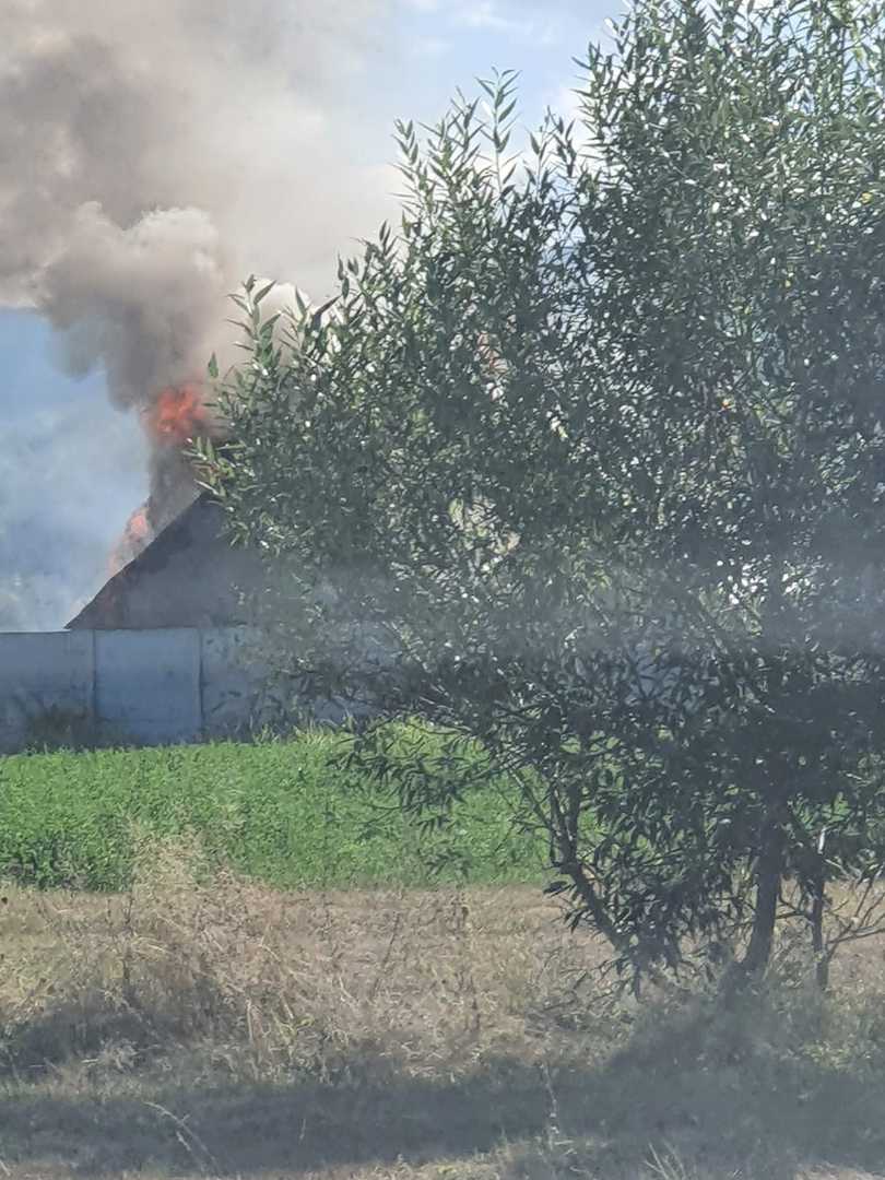 foto: incendiu în zona seviș - ard două adăposturi de animale