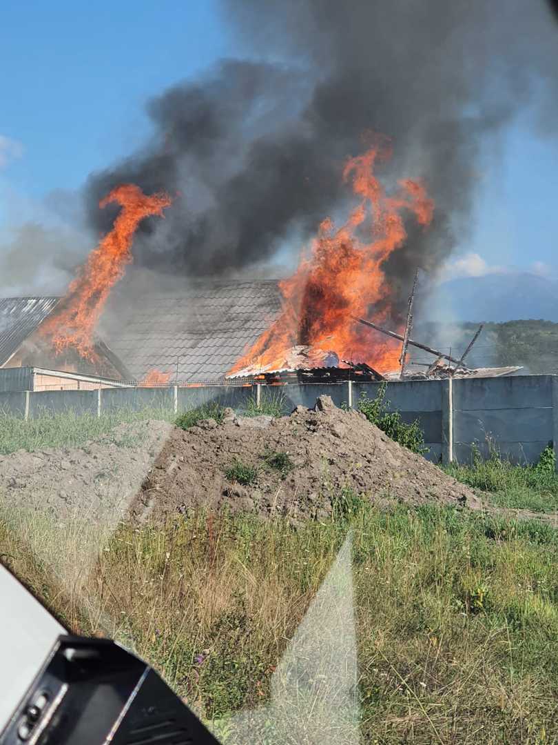 foto: incendiu în zona seviș - ard două adăposturi de animale