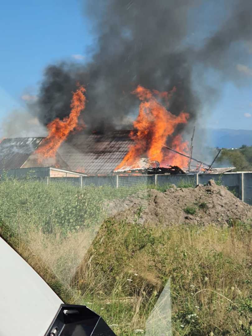 foto: incendiu în zona seviș - ard două adăposturi de animale