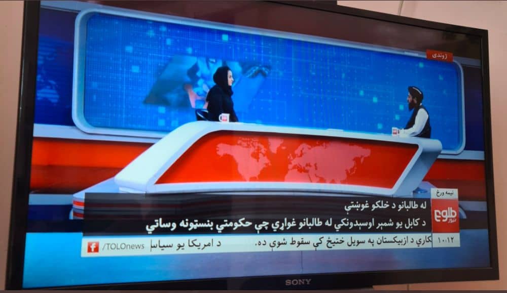 o jurnalistă a fugit din țară după ce i-a luat interviu liderului talibanilor