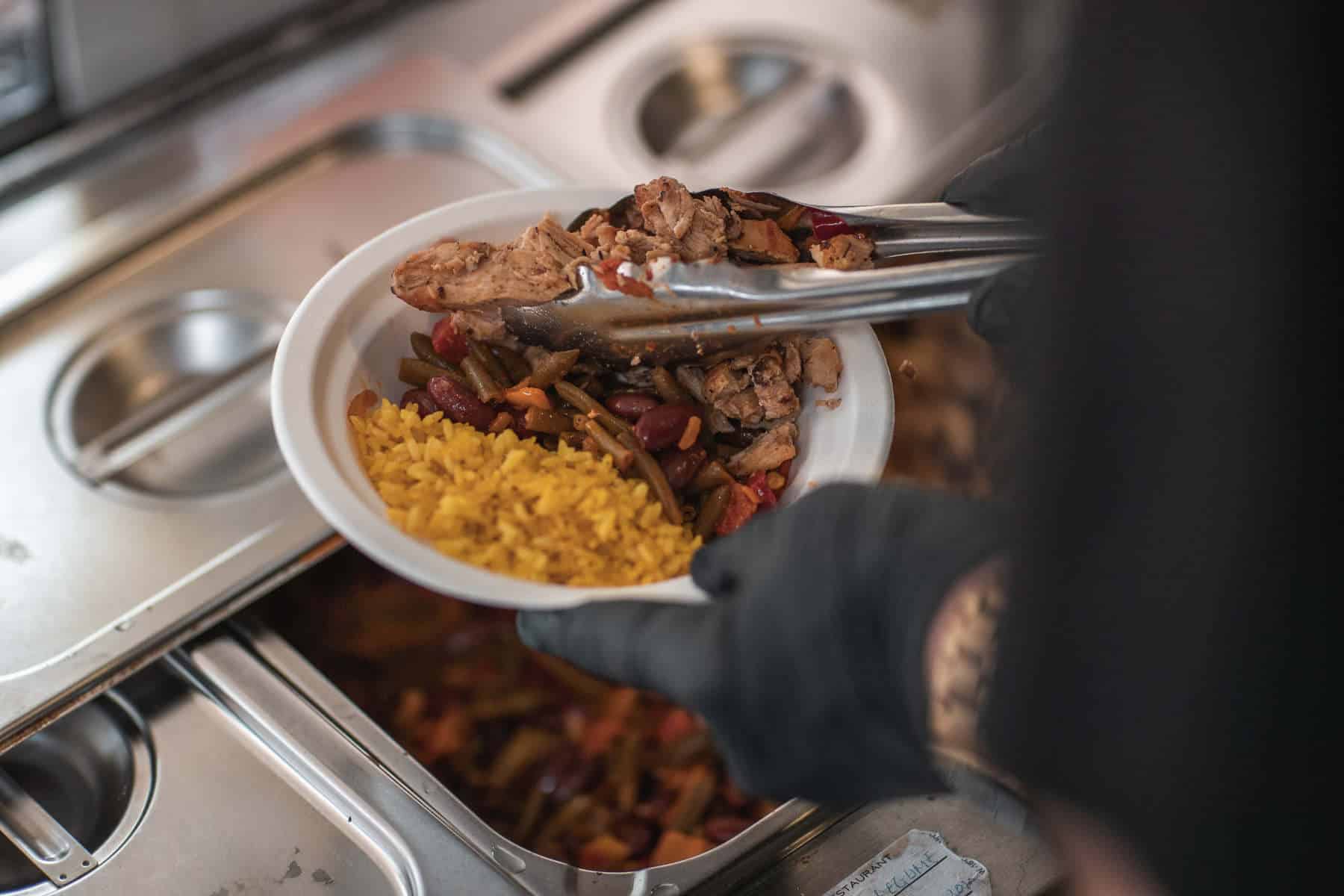 Unsprezece zile de ’’Street Food Park’’ la Sibiu – Festin culinar, concerte, retro party și miniparc de distracții în Parcul Tineretului