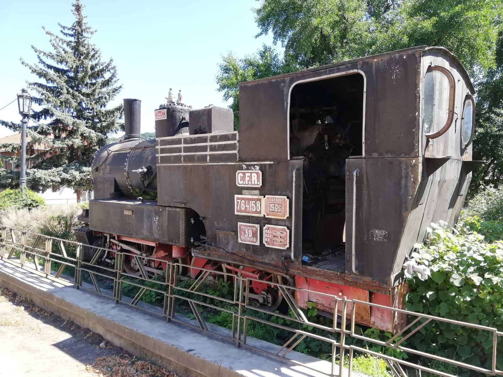 foto: prima dintre locomotivele mocăniței sibiene s-a întors acasă după 26 de ani