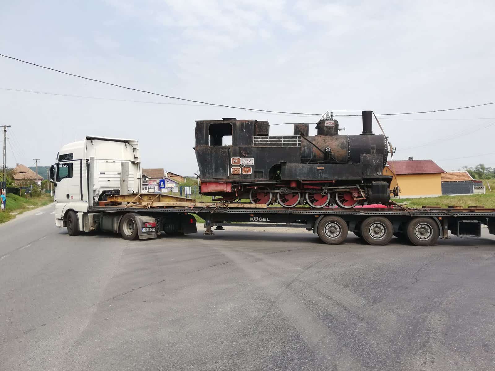 foto: prima dintre locomotivele mocăniței sibiene s-a întors acasă după 26 de ani