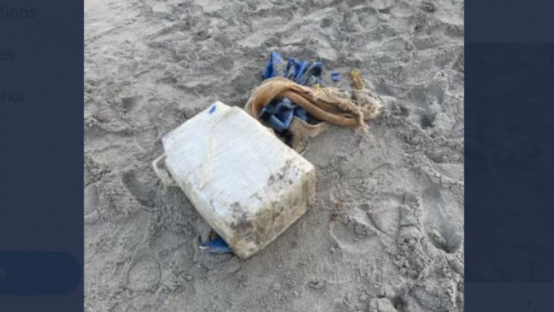 foto - un turist a găsit pe o plajă un pachet imens de cocaină