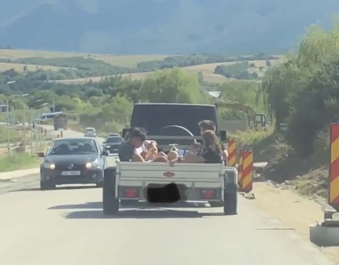 video: copii transportați într-o remorcă pe calea cisnădiei - șoferul e căutat de poliție