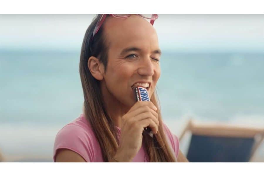 video - o reclamă la snickers a fost oprită pentru că era considerată homofobă