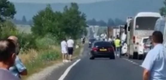 video aroganţă în trafic la porumbacu de sus - depășire pe contasens fără să ţină cont că din faţă venea o maşină