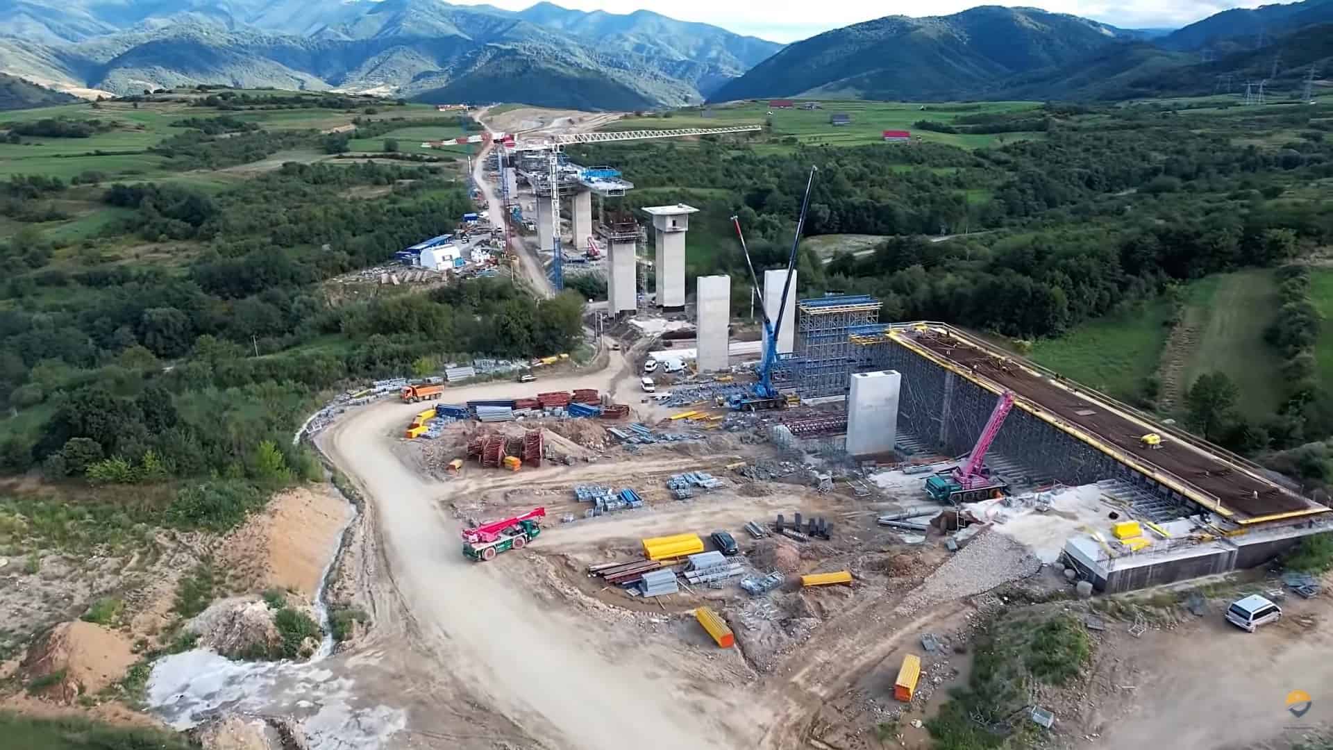 video lucrările la lotul 1 al autostrăzii sibiu-piteşti. s-a turnat primul strat de asfalt. viaductul de la tălmăcel arată spectaculos