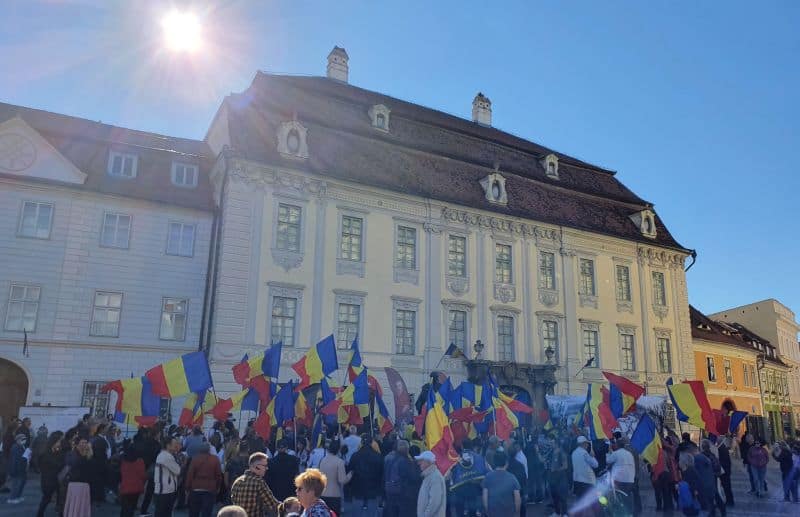 VIDEO FOTO Protest atipic în Piața Mare - Șoșoacă și Funar vor dărâmarea statuii lui Brukenthal - ”Statuia asta trebuie scuipată”