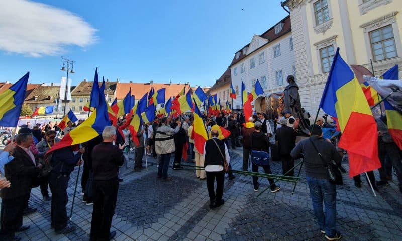 VIDEO FOTO Protest atipic în Piața Mare - Șoșoacă și Funar vor dărâmarea statuii lui Brukenthal - ”Statuia asta trebuie scuipată”