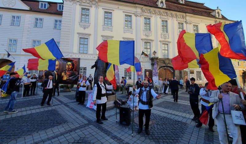 VIDEO FOTO Protest atipic în Piața Mare - Șoșoacă și Funar vor dărâmarea statuii lui Brukenthal - ”Statuia asta trebuie scuipată”