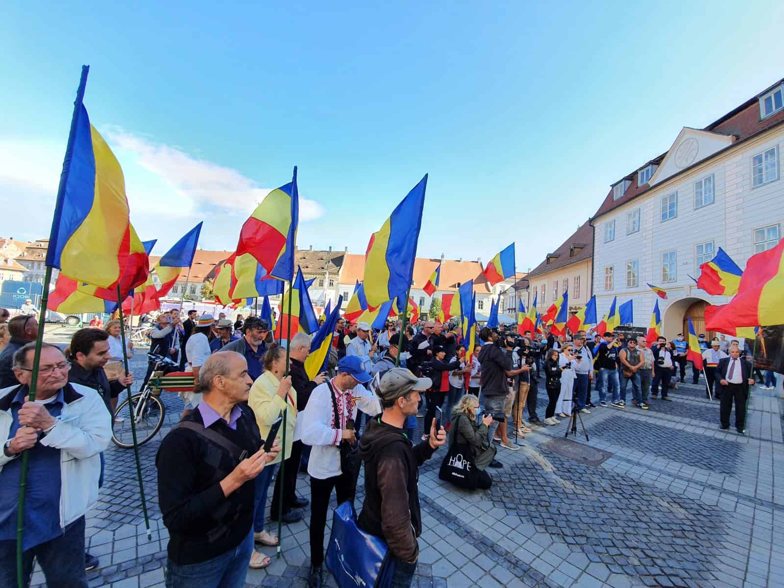 VIDEO FOTO Protest atipic în Piața Mare - Șoșoacă și Funar vor dărâmarea statuii lui Brukenthal - ”Statuia asta trebuie scuipată”