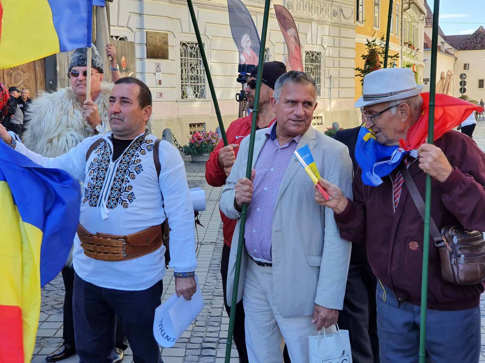 VIDEO FOTO Protest atipic în Piața Mare - Șoșoacă și Funar vor dărâmarea statuii lui Brukenthal - ”Statuia asta trebuie scuipată”