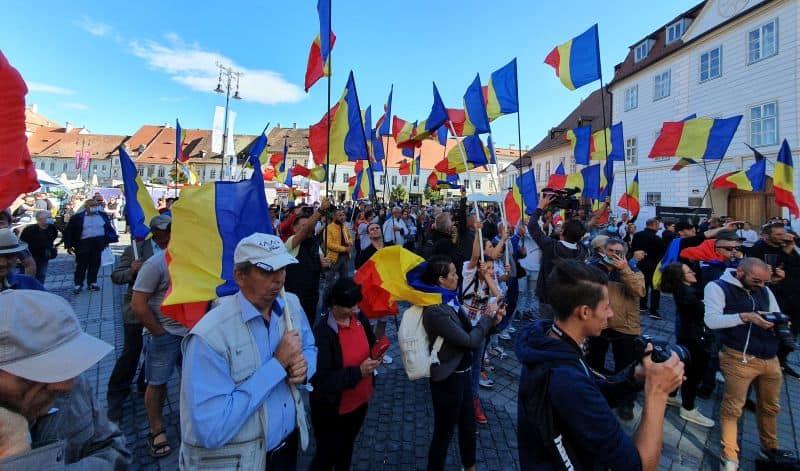 VIDEO FOTO Protest atipic în Piața Mare - Șoșoacă și Funar vor dărâmarea statuii lui Brukenthal - ”Statuia asta trebuie scuipată”