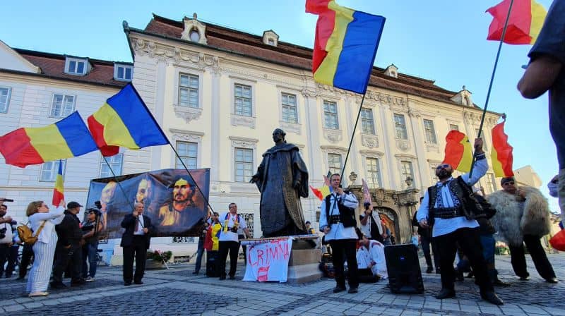 VIDEO FOTO Protest atipic în Piața Mare - Șoșoacă și Funar vor dărâmarea statuii lui Brukenthal - ”Statuia asta trebuie scuipată”