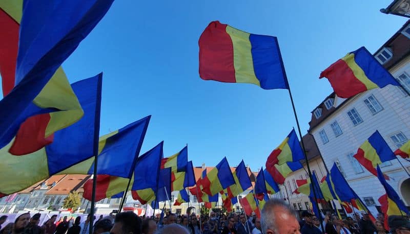 VIDEO FOTO Protest atipic în Piața Mare - Șoșoacă și Funar vor dărâmarea statuii lui Brukenthal - ”Statuia asta trebuie scuipată”