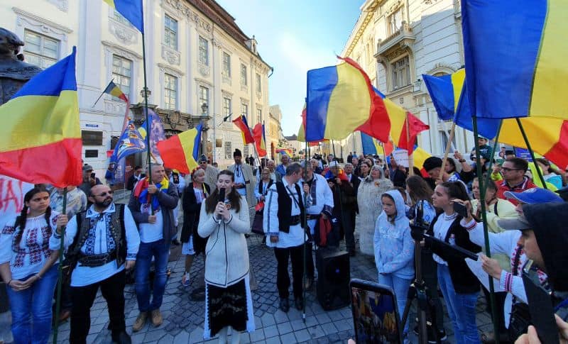 VIDEO FOTO Protest atipic în Piața Mare - Șoșoacă și Funar vor dărâmarea statuii lui Brukenthal - ”Statuia asta trebuie scuipată”